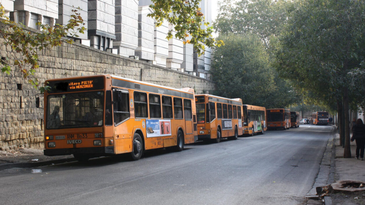 Bus Anm Per I Cimiteri A Napoli Per La Commemorazione Dei Defunti