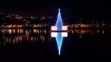 Bacoli, un albero di Natale galleggiante illumina il Lago Miseno