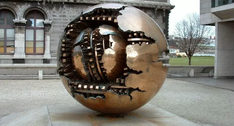 ヴィラ・フィオレンティーノ、ソレントのArnaldo Pomodoro展示