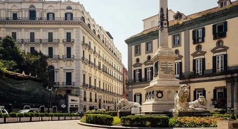 Piazza dei Martiri a Napoli