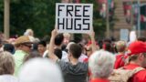 Abbracci gratis a Napoli: bendati in Piazza del Plebiscito per riscoprire la fiducia negli altri