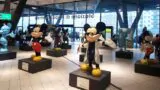 Topolino alla Stazione Centrale di Napoli: le statue colorate accolgono i viaggiatori