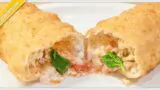 Ricetta del calzone pomodoro e mozzarella, ingredienti, passaggi e consigli