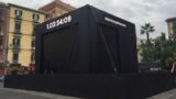 Cubo gigante in Piazza Dante a Napoli: spettacolo a sorpresa di Skin