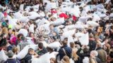 La lotta con i cuscini a Napoli, la morbida battaglia a Piazza del Gesù