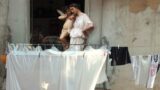 Alexey Kondakov a Napoli: l’artista dà vita ai quadri rinascimentali nelle strade in città