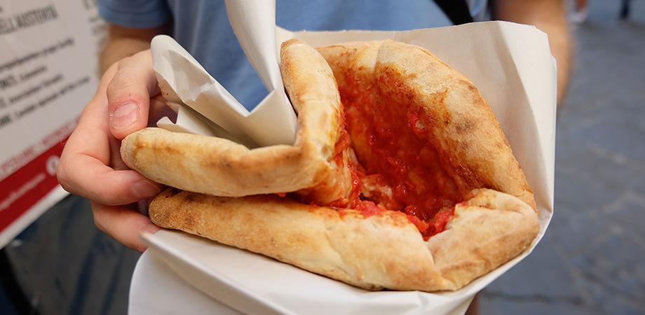 Le migliori pizze a portafoglio a Napoli: le pizzerie dove mangiarle