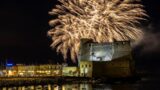 Spettacolo di fuochi d’artificio sul lungomare nella notte di Ferragosto