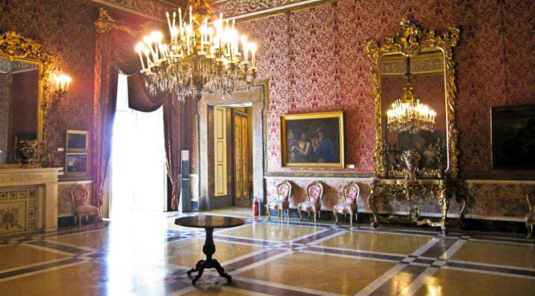 Visita Guidata Al Palazzo Reale Di Napoli Tra Capere E Pizza Fritta