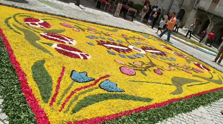 Infiorata a Cusano Mutri 2018: tradizione e colori nelle strade del borgo