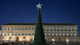 Albero di Natale in Piazza Plebiscito a Napoli alto 14 metri: un messaggio di speranza