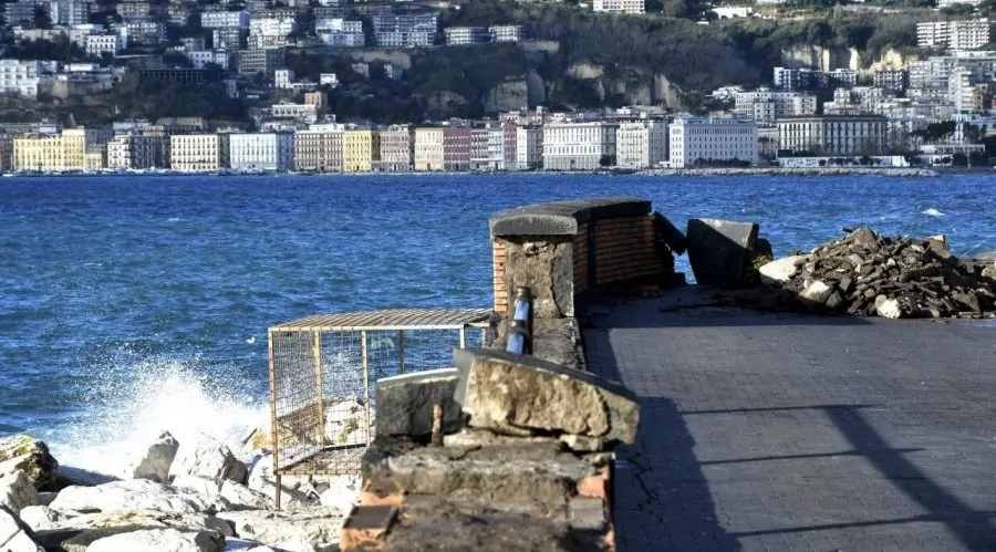 Danni da mareggiata sul Lungomare di Napoli: sono già iniziati i lavori