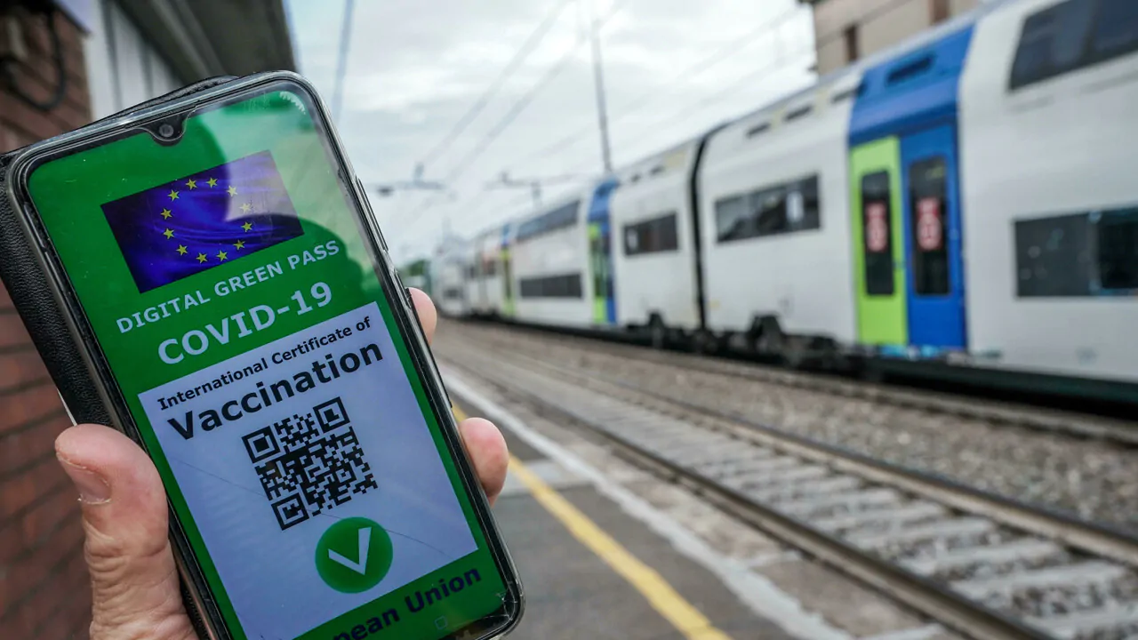 Proteste no Green Pass a Napoli, disagi per treni e veicoli