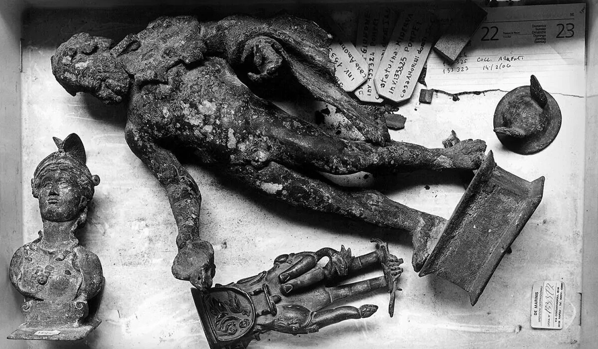 ナポリのマンでポンペイの遺体であるシンシン刑務所 堆積物を探索する写真展