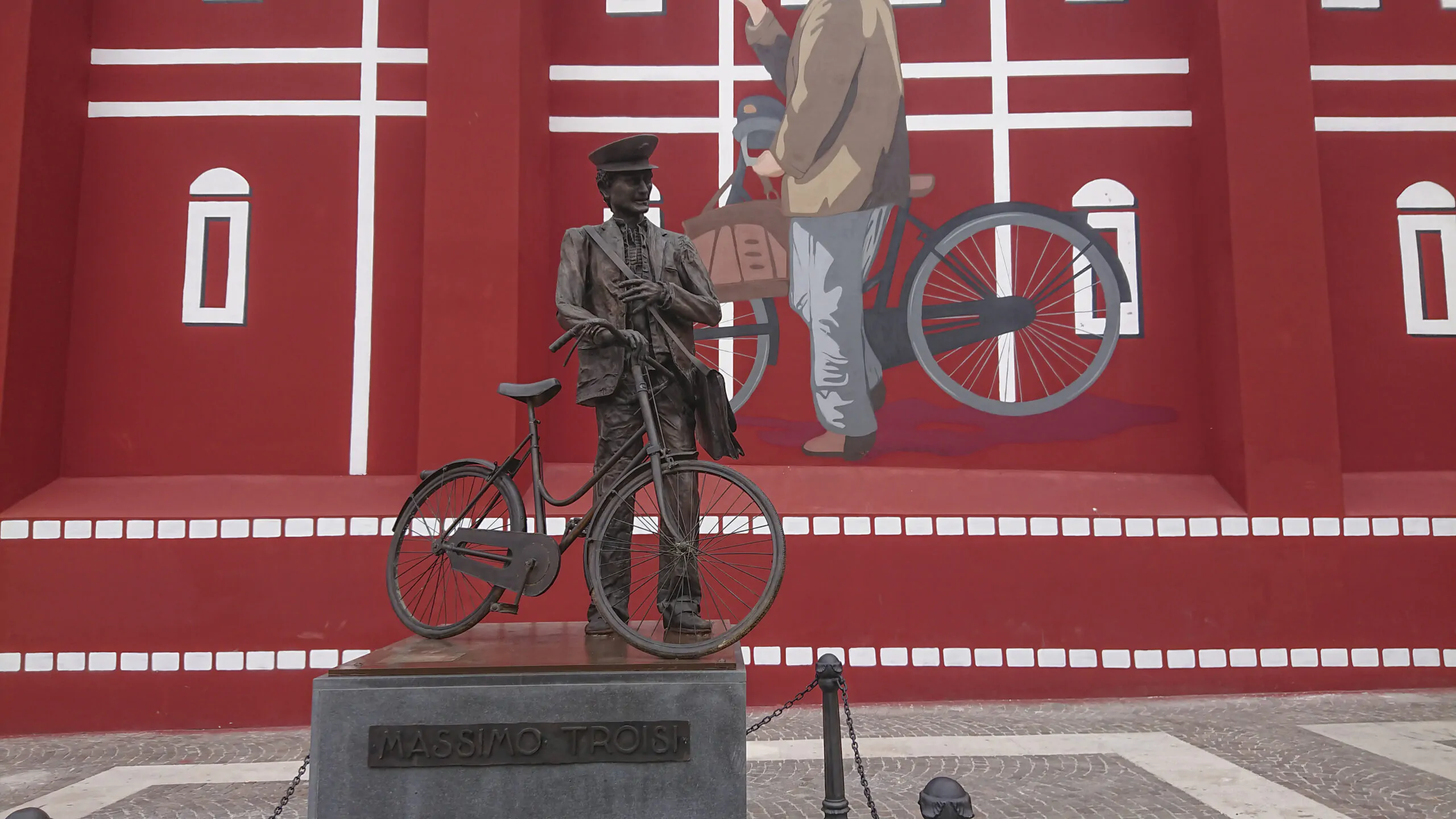 A San Giorgio a Cremano una statua dedicata al grande Massimo Troisi