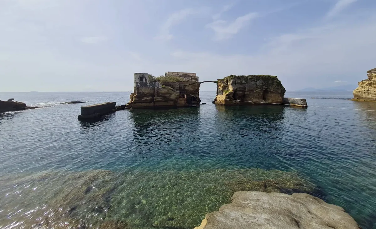 Spiaggia libera della Gaiola a Napoli: come prenotare l’accesso