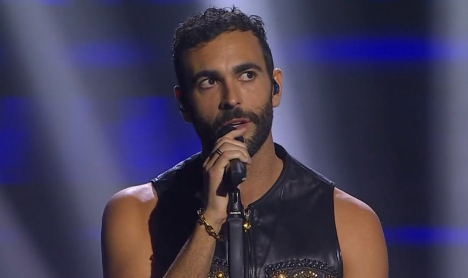 Sanremo 2023, Due Vite di Mengoni: meaning, lyrics, video of the song ...