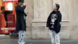 Video, Tananai canta Tango con un’artista di strada a Roma