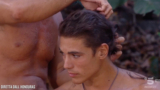 Isola, Luca Vetrone taglia i capelli in diretta (video)