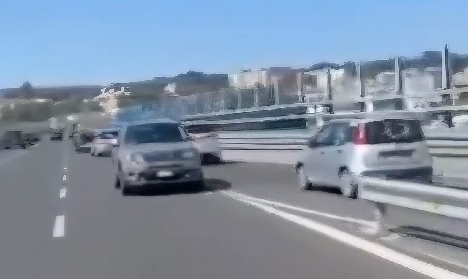 Crazy driving on the ring road with the SUV in reverse in Naples (Video)
