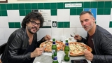 Francesco Renga e Nek alla Pizzeria da Michele e cantano ‘O surdato ‘nnammurato