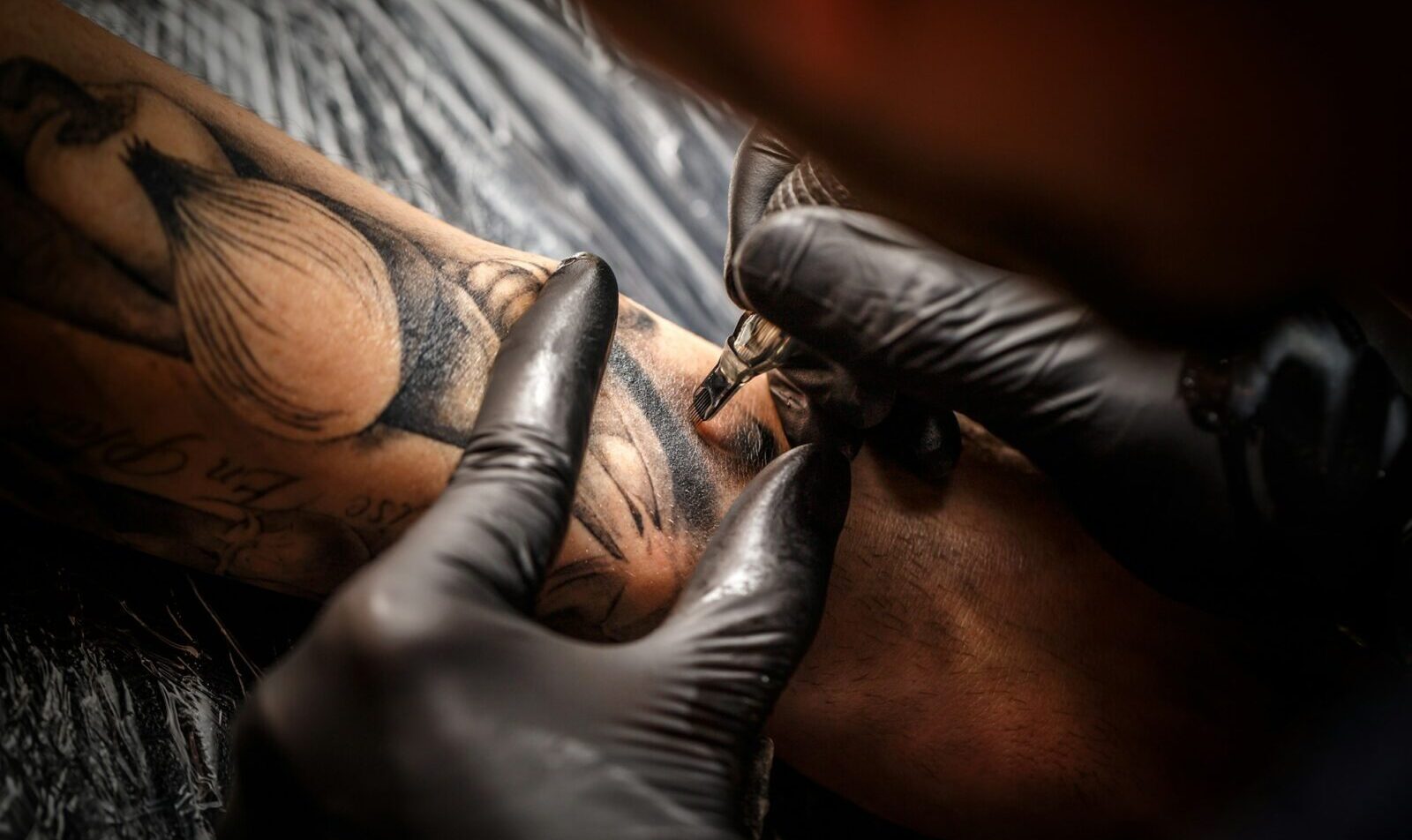 Artist tattooing