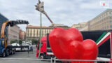 Scultura Pulcinella e cuori a Piazza Municipio, autore e significato