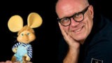 La voce di Topo Gigio a Sanremo 2025 con Lucio Corso,  chi è il cantante che doppia il pupazzo?